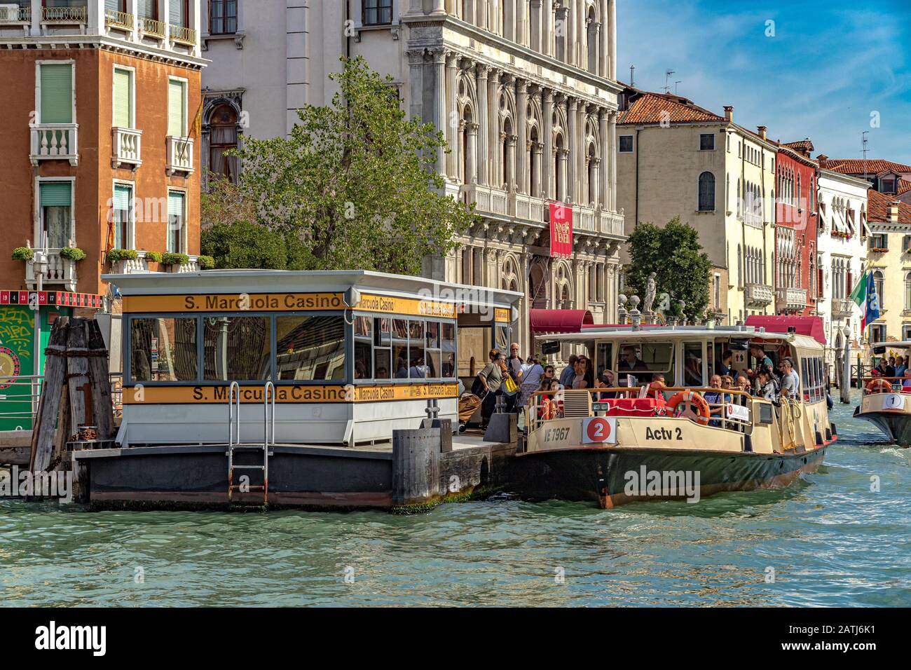 Passeggeri che sbarcano un percorso No2 Vaporetto o servizio di vaporetto presso la fermata S. Marcuola Casino Vaporetto, Venezia, Italia Foto Stock