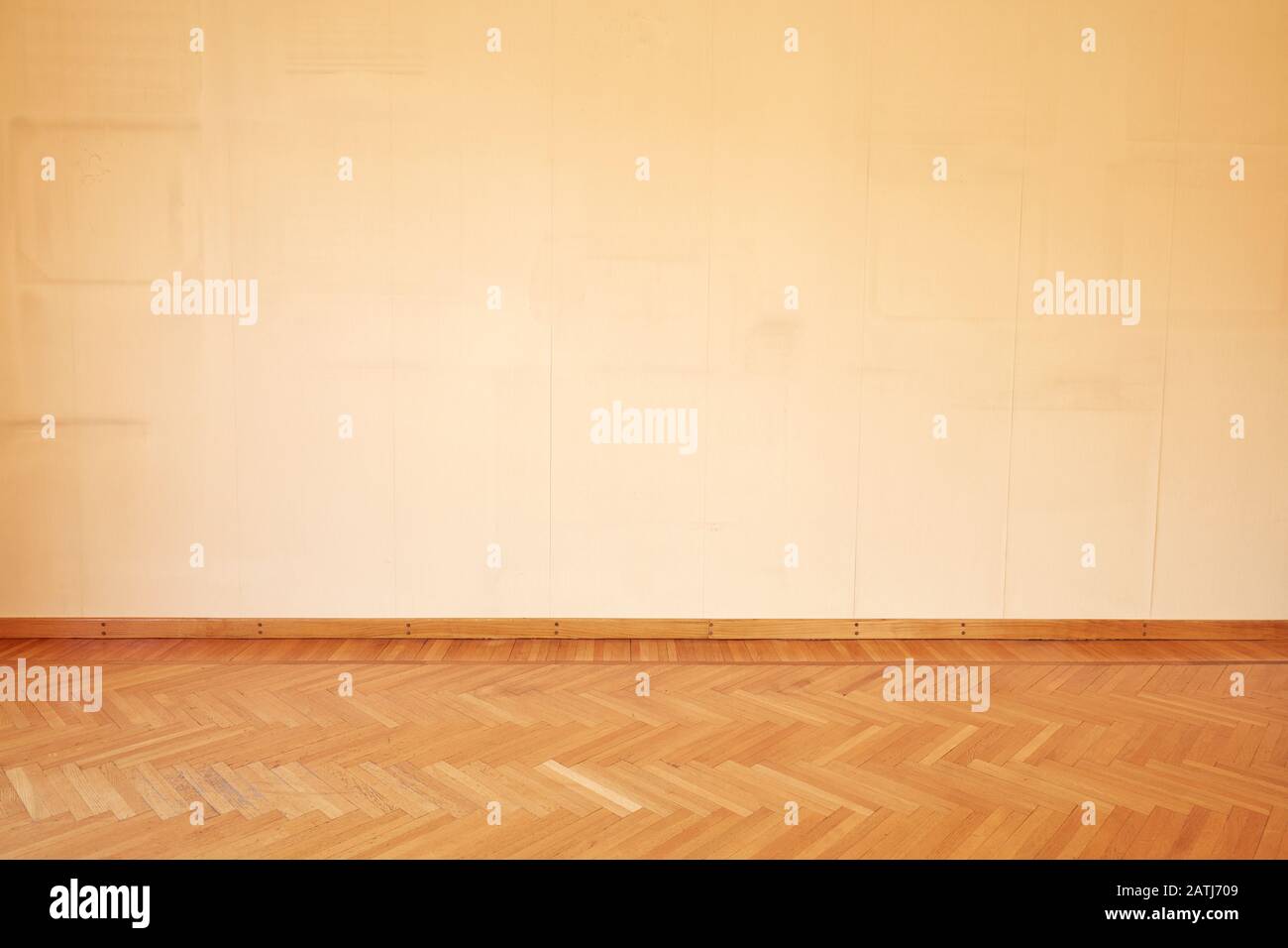 Vecchio, interno vuoto con pavimento in legno Foto Stock