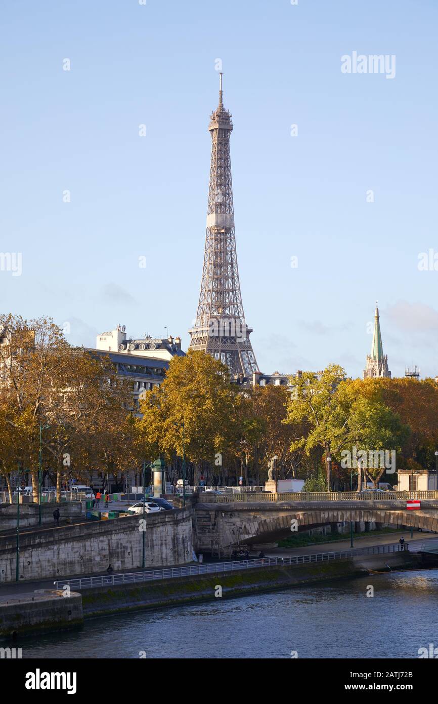 Torre Eiffel e con Senna e alberi d'autunno in una giornata di sole a Parigi, Francia Foto Stock