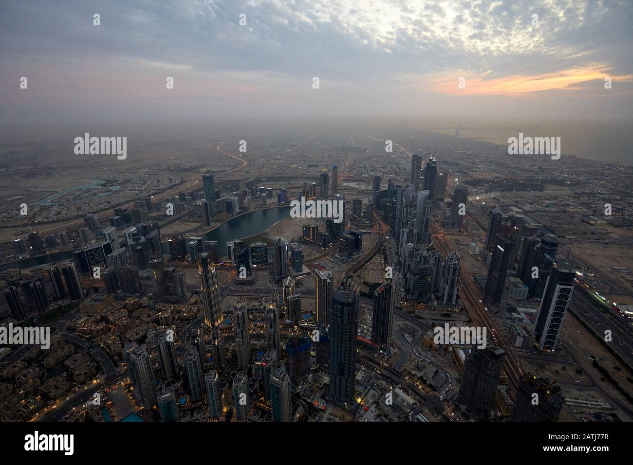 Dubai, EMIRATI ARABI UNITI - 19 NOVEMBRE 2019: Vista ad angolo alto della città illuminata di Dubai con grattacieli in serata dal Burj Khalifa Foto Stock