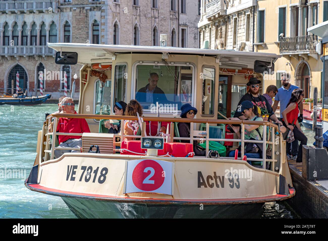 I passeggeri sbarcano su un vaporetto n. 2 o un vaporetto alla stazione S Toma Vaporetto sul Canal Grande, Venezia, Italia Foto Stock