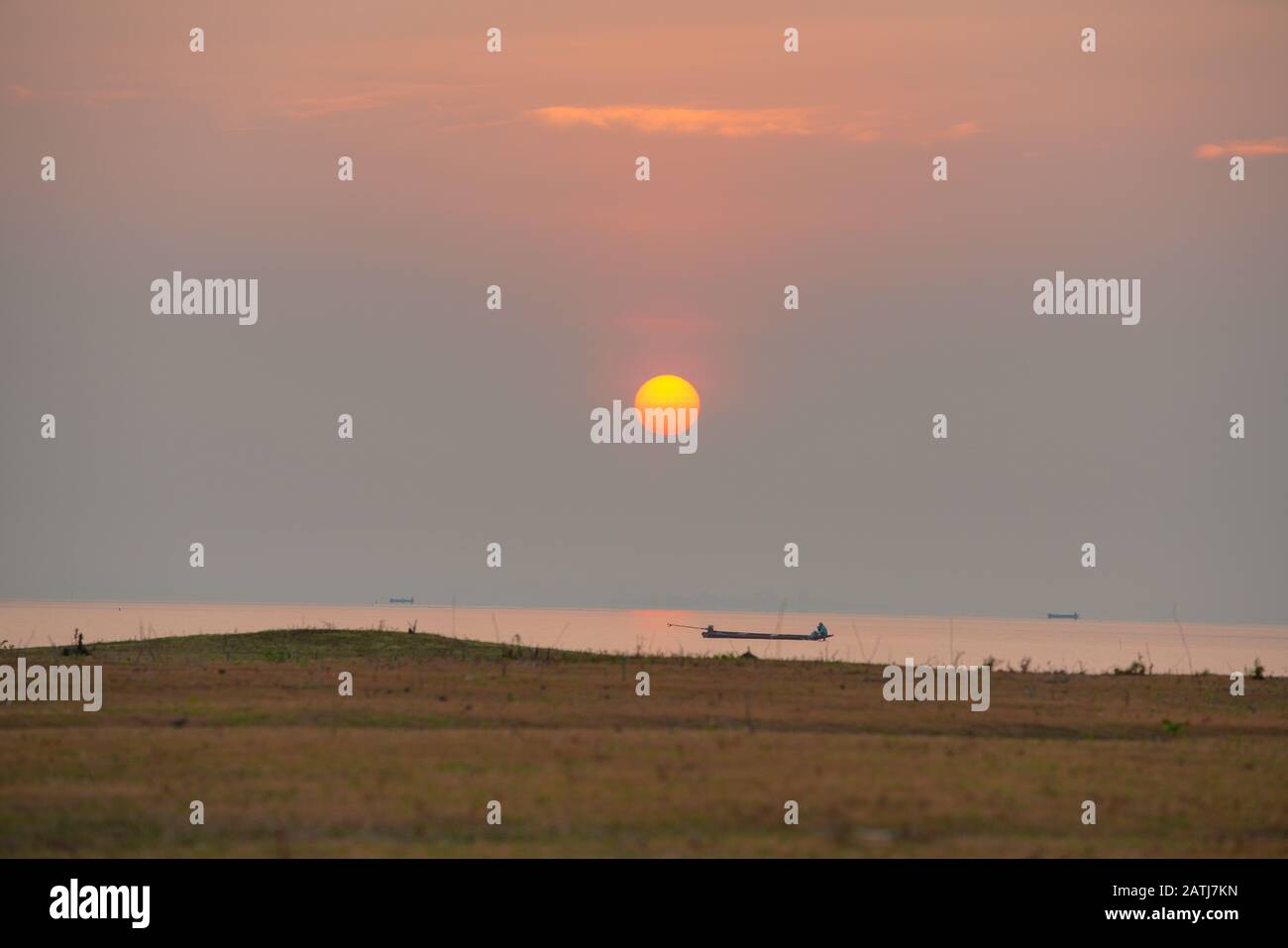 Alba al lago e barca di pescatori che lavorano al mattino e cattura il pesce nello stile di vita del lago di persone in Asia Foto Stock