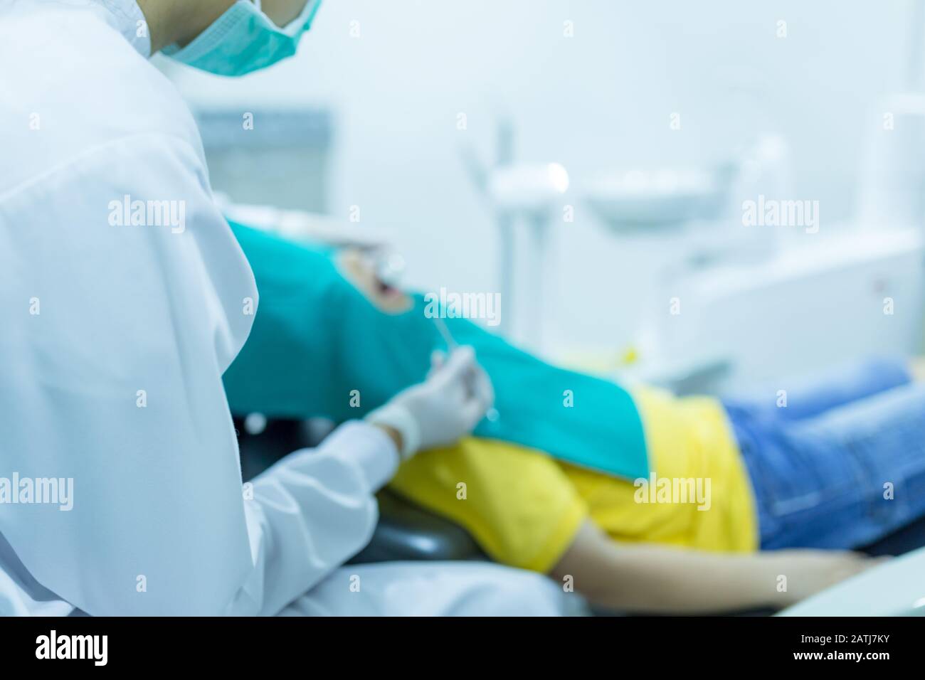 Trattamento dentale o esame medico-sanitario in clinica Foto Stock