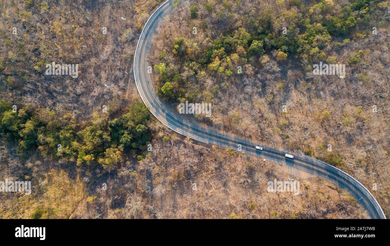 Curva stradale vista aerea nella foresta sopra sparare con Drone Foto Stock