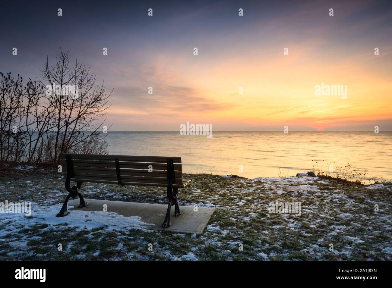Il sole riporta la luce nel mondo dopo il lungo e buio solstizio d'inverno, come visto da Toronto, il popolare Ashbridge Bay Park dell'Ontario lungo il t. Foto Stock