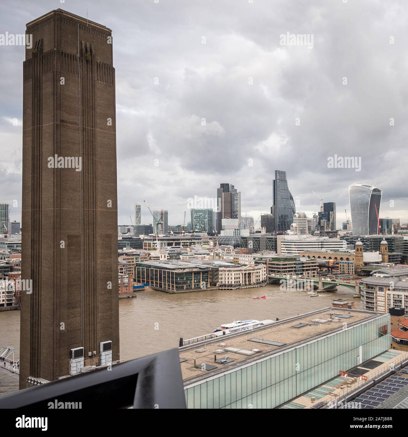 La città di Londra e il Tamigi. I grattacieli del distretto finanziario visti dalla piattaforma di osservazione di Switch House in una giornata grigia. Foto Stock
