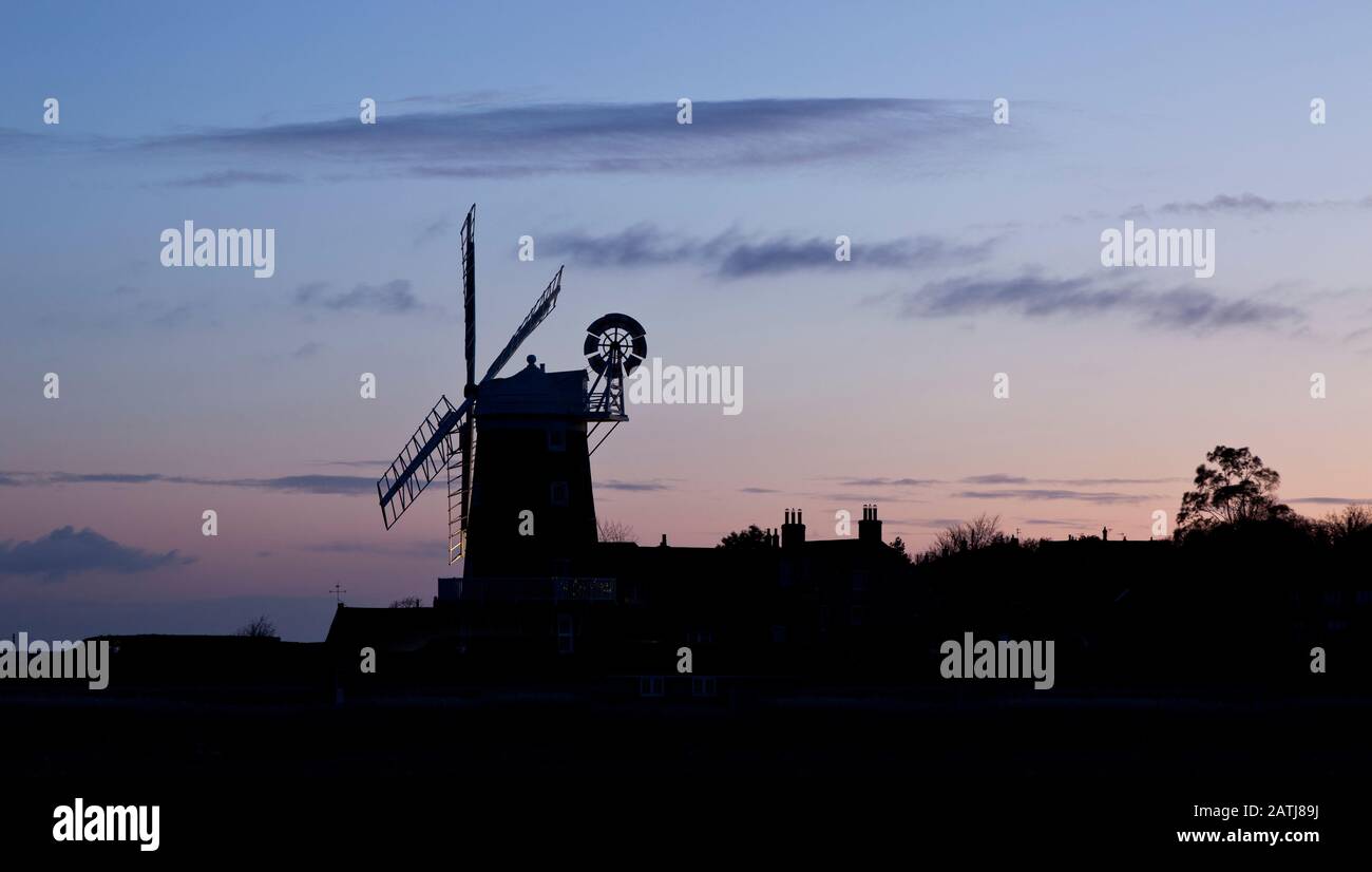 Dawn a Cley Mill, sulla costa nord di Norfolk, in Inghilterra, Regno Unito Foto Stock
