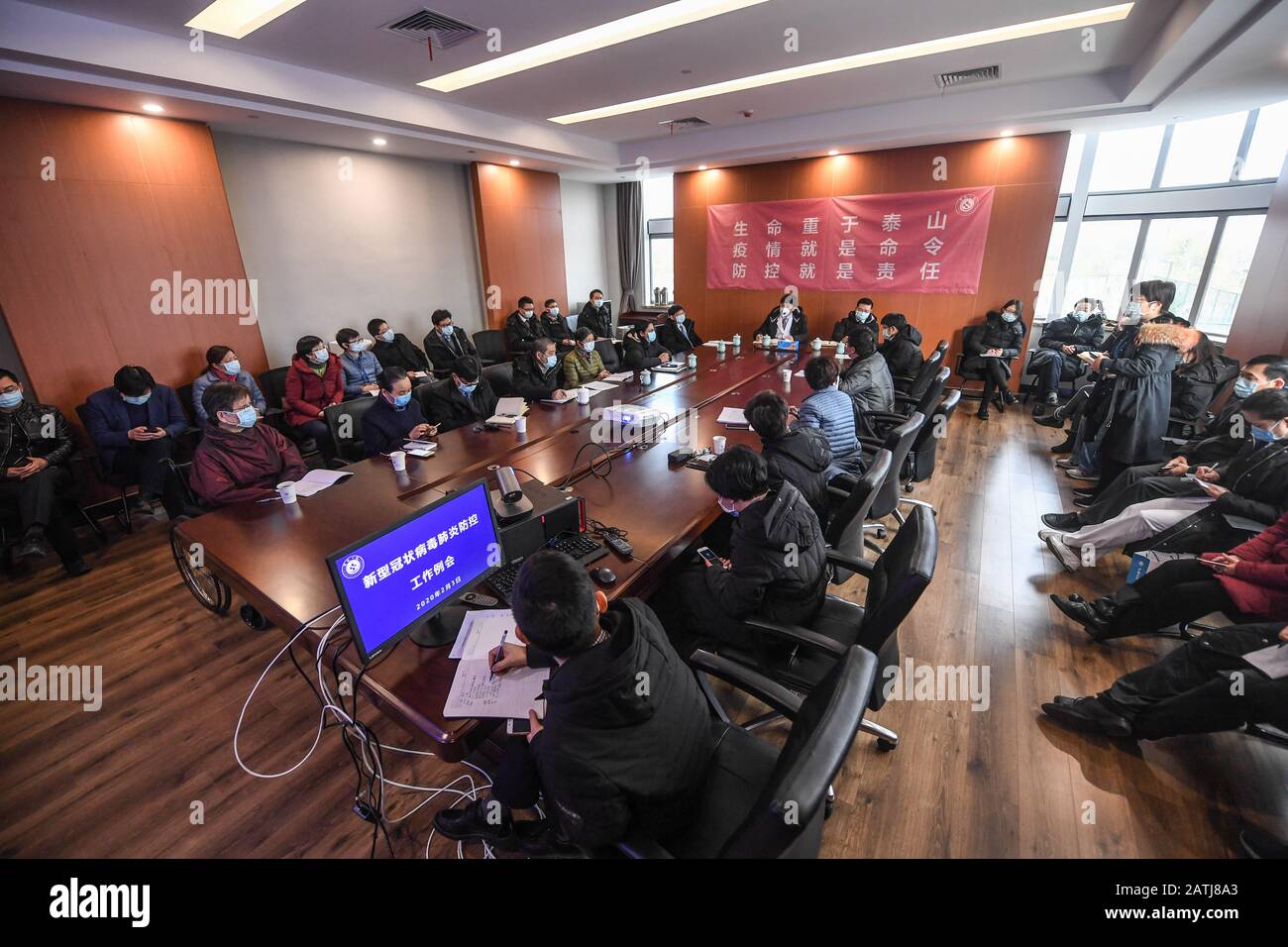 Hangzhou, Cina. 3rd Feb 2020. Specialisti del campus di Zhijiang del Primo ospedale affiliato del College of Medicine, Zhejiang University, partecipano a un incontro quotidiano per discutere la condizione dei pazienti a Hangzhou, capitale della provincia di Zhejiang della Cina orientale, 3 febbraio 2020. Credito: Xinhua/Alamy Live News Foto Stock