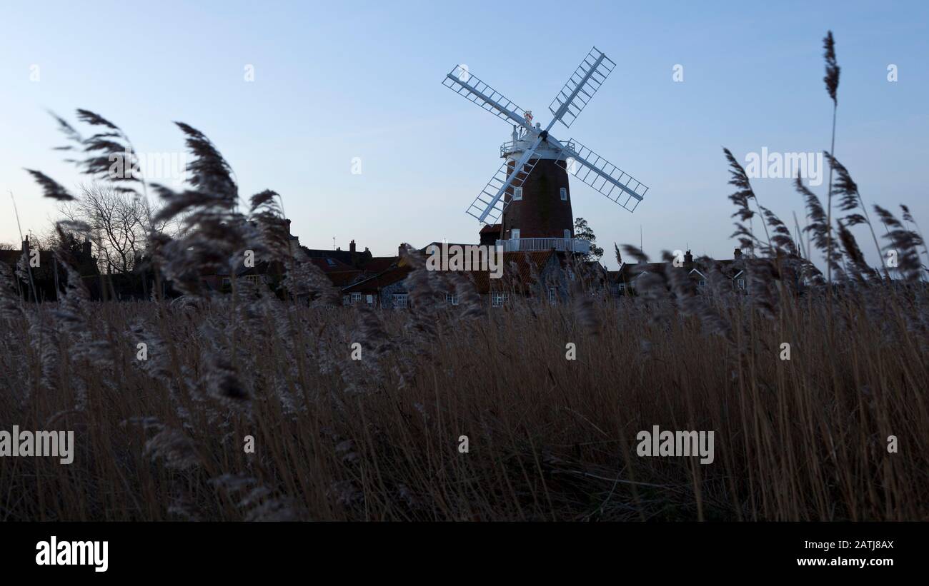 Dawn a Cley Mill, sulla costa nord di Norfolk, in Inghilterra, Regno Unito Foto Stock