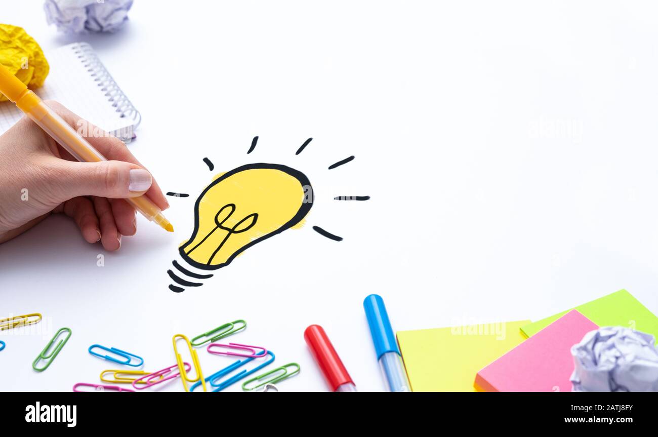 Nuova idea creativa. Innovazione, brainstorming, ispirazione e concetti di soluzione. Design che disegna una lampadina. Foto Stock