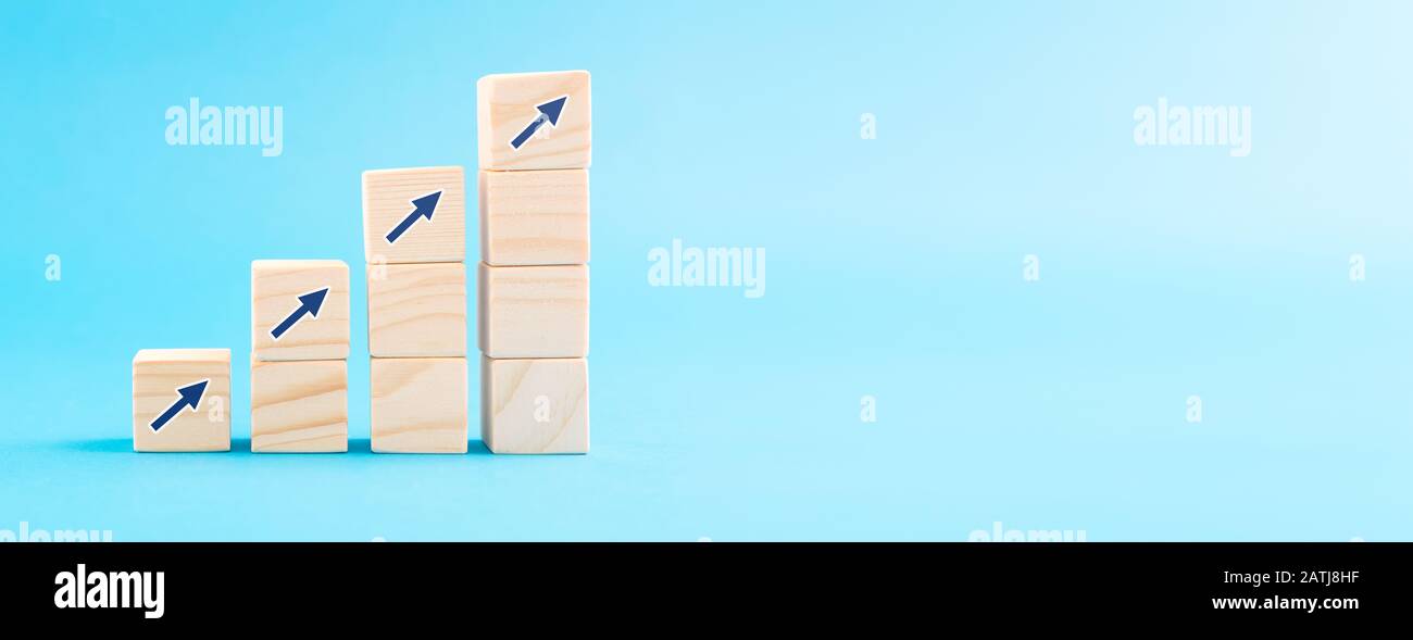 Blocco di legno con freccia su icona. Processo di successo per la crescita del concetto aziendale. Foto Stock