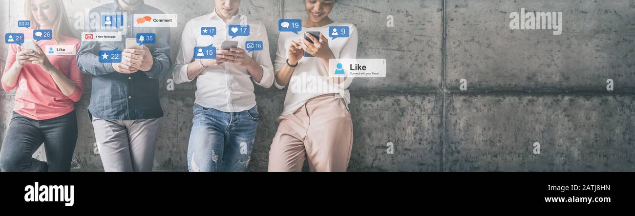 Giovani che guardano uno streaming dal vivo. Concetto di social media. Foto Stock