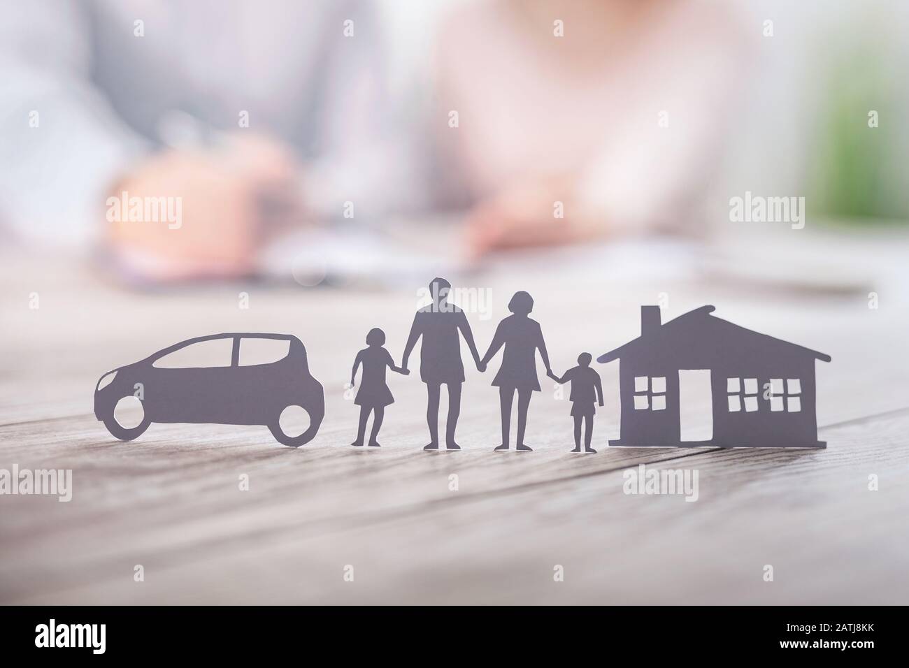 Assicurazione che protegge la salute della famiglia vivere, casa e concetto di automobile. Tagliare gli elementi della carta che simboleggiano la copertura. Foto Stock