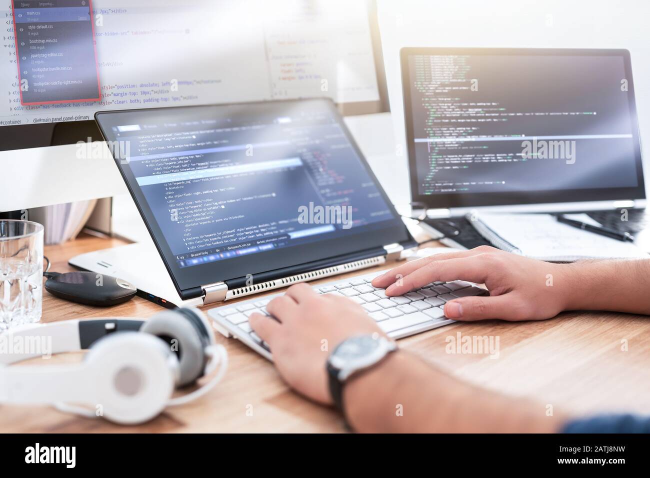 Lo sviluppo di programmazione e tecnologie di codifica. Sito web design. Programmatore pagine lavora in un software di sviluppare società office. Foto Stock