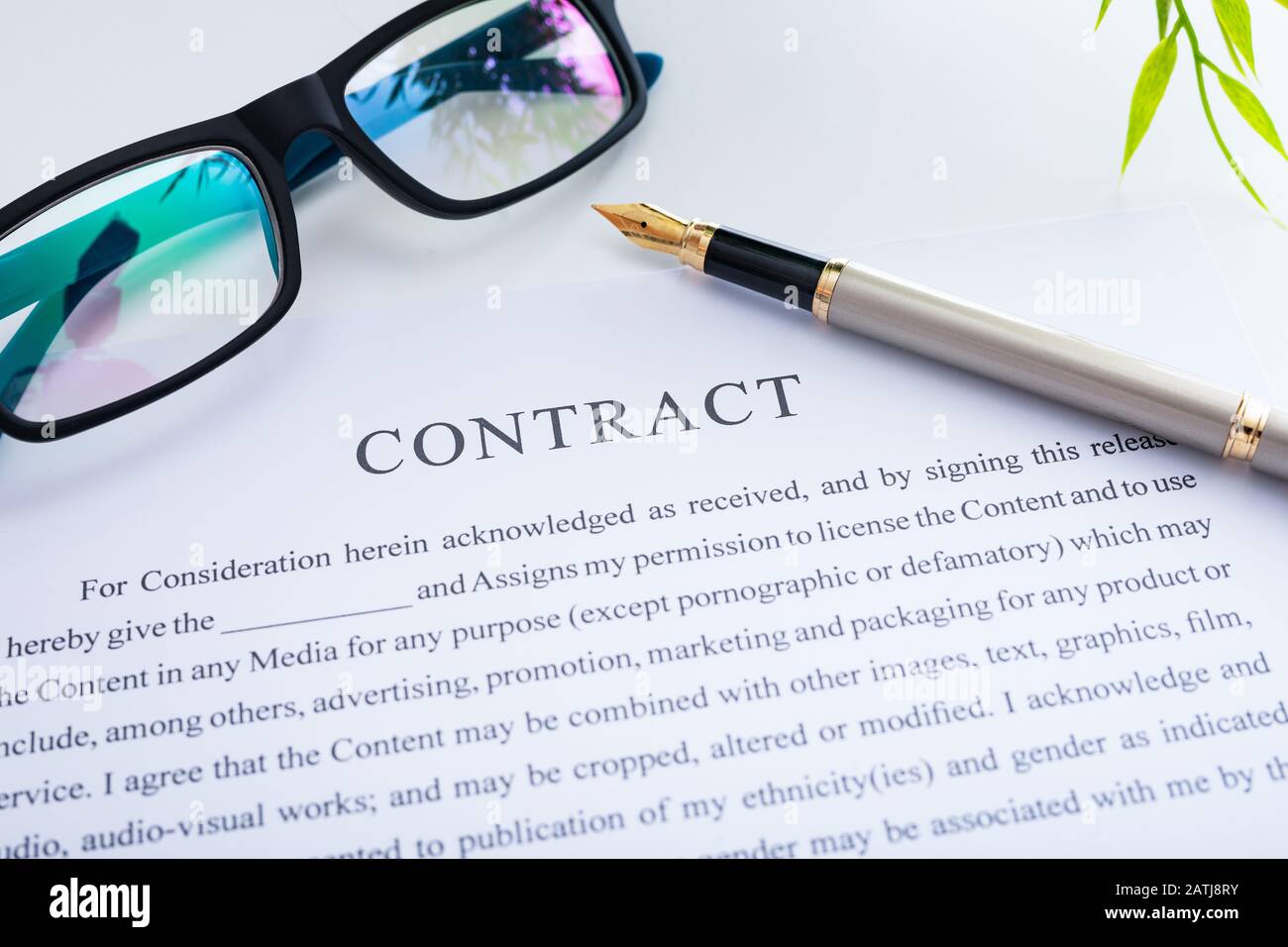 Contratto di Business e la penna sulla scrivania. Affari e finanza concetto. Foto Stock