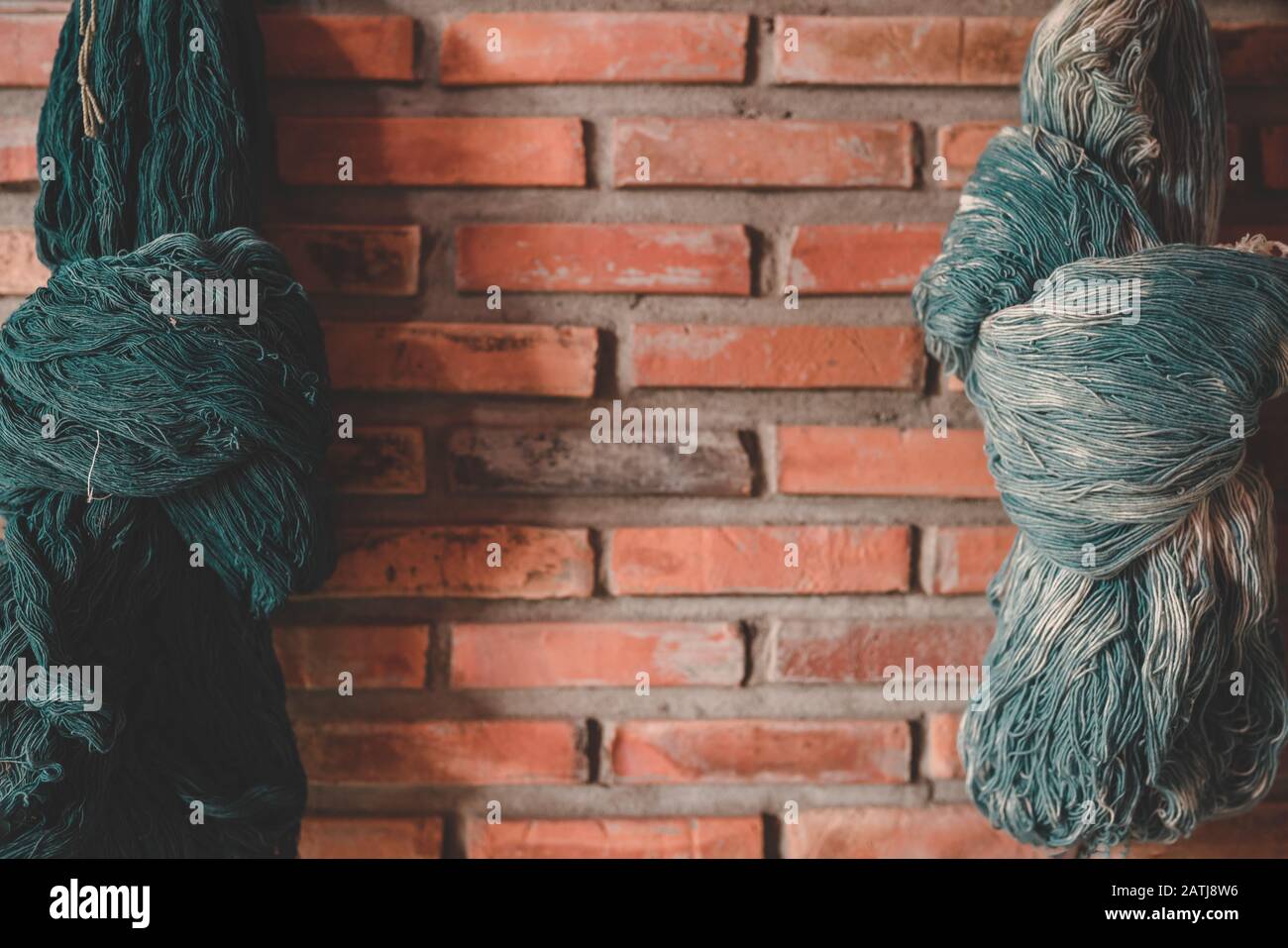 Abbigliamento indaco tinto cotone di colore naturale lavorato a mano in Sakon Nakhon Thailandia. Foto Stock