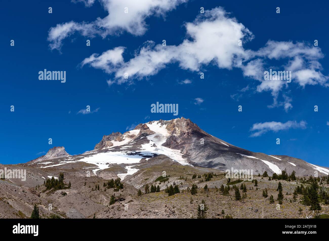 Vista panoramica sul monte Hood, Oregon, con cielo blu e nuvole Foto Stock