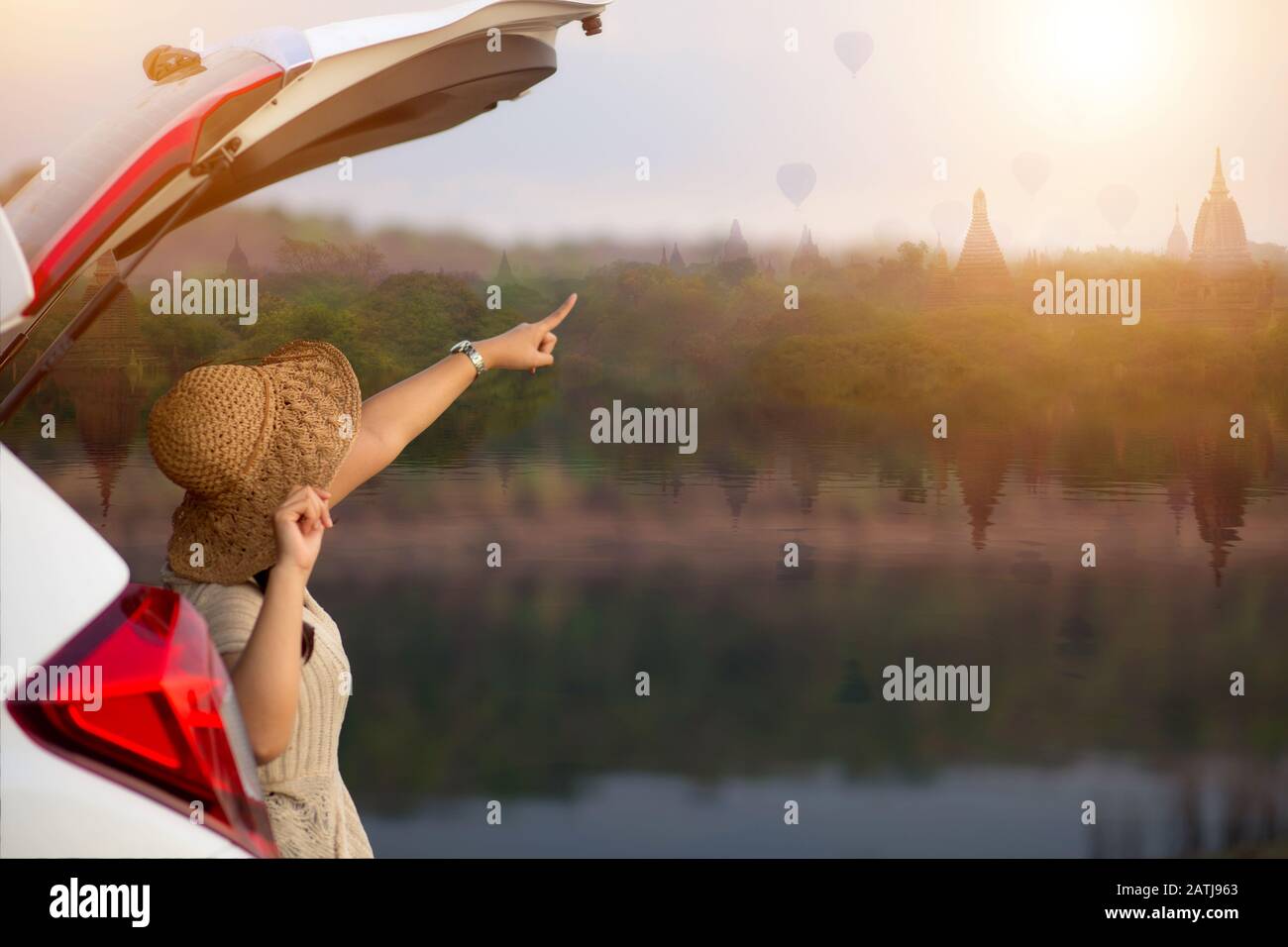 I giovani turisti si siedono alla fine della macchina per guardare la vista del turismo in Asia Foto Stock