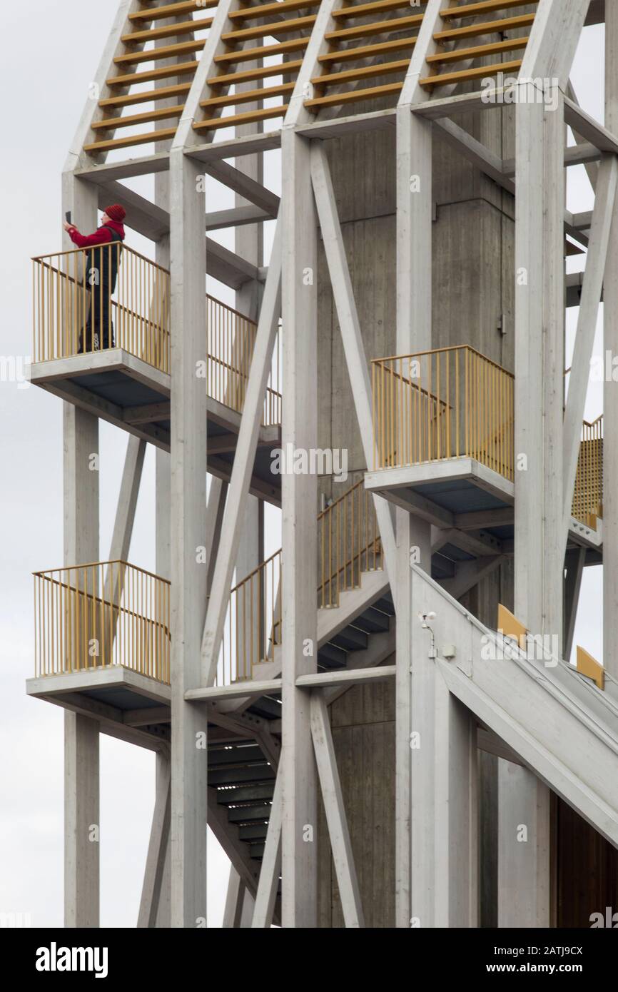 Dettaglio dei punti panoramici della torre. The Auckland Tower, Durham, Regno Unito. Architetto: Niall Mclaughlin Architects, 2019. Foto Stock