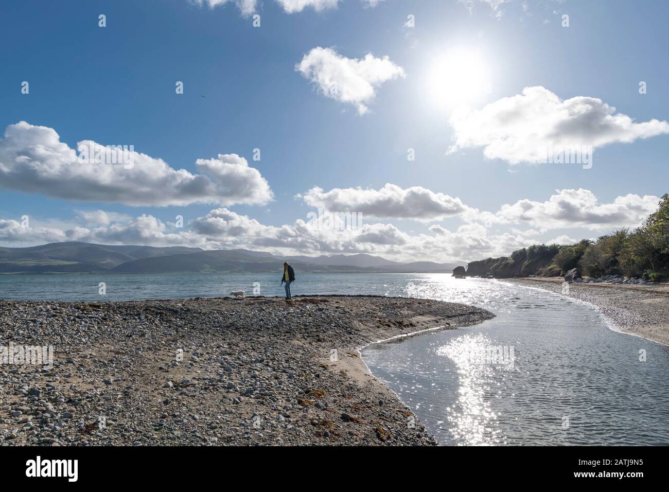 Aberlleiniog su Anglesey Ynys Mon North Wales Coast guardando verso lo stretto Menai Foto Stock