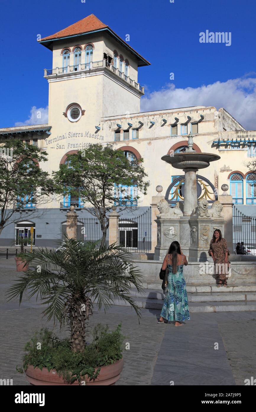 Cuba, L'Avana, Fuente De Los Leones, Terminal Sierra Maestra, Plaza San Francisco De Asis, Foto Stock