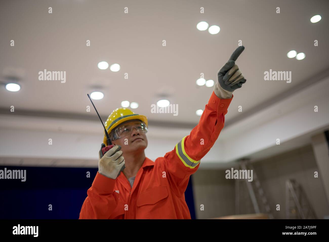 Gli ingegneri elettrici lavorano nella costruzione di impianti elettrici tramite la comunicazione radio Foto Stock