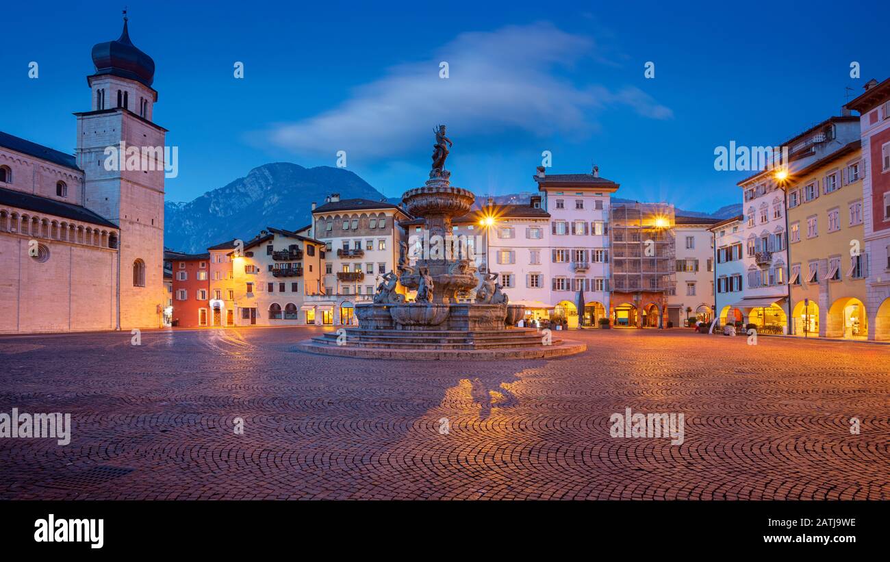 Trento, Italia. Immagine del paesaggio urbano della città storica di Trento, Trentino, Italia durante l'ora blu del crepuscolo. Foto Stock