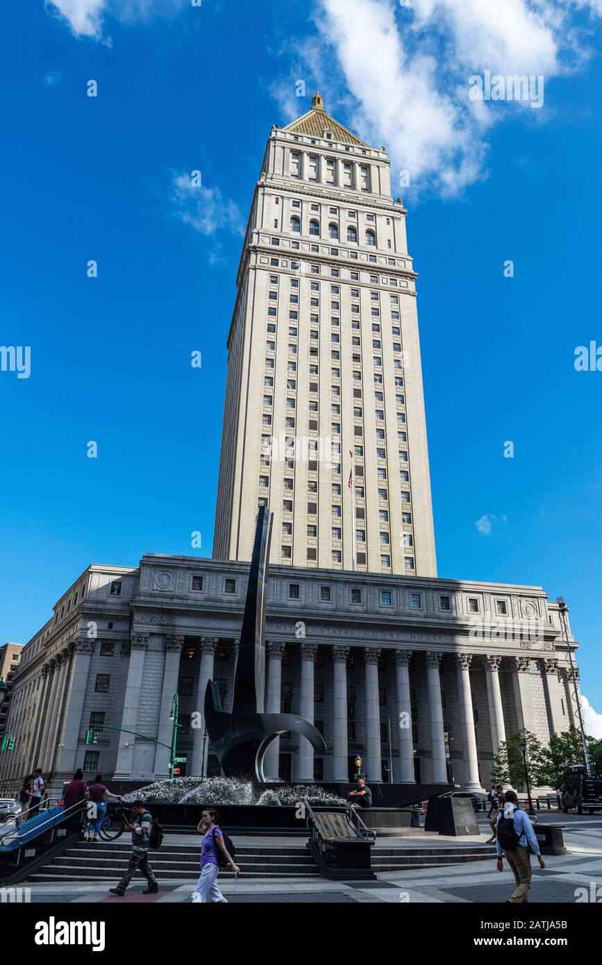 New York City, USA - 2 agosto 2018: Monumento chiamato Triumph of the Human Spirit e Thurgood Marshall, tribunale degli Stati Uniti con persone in giro Foto Stock