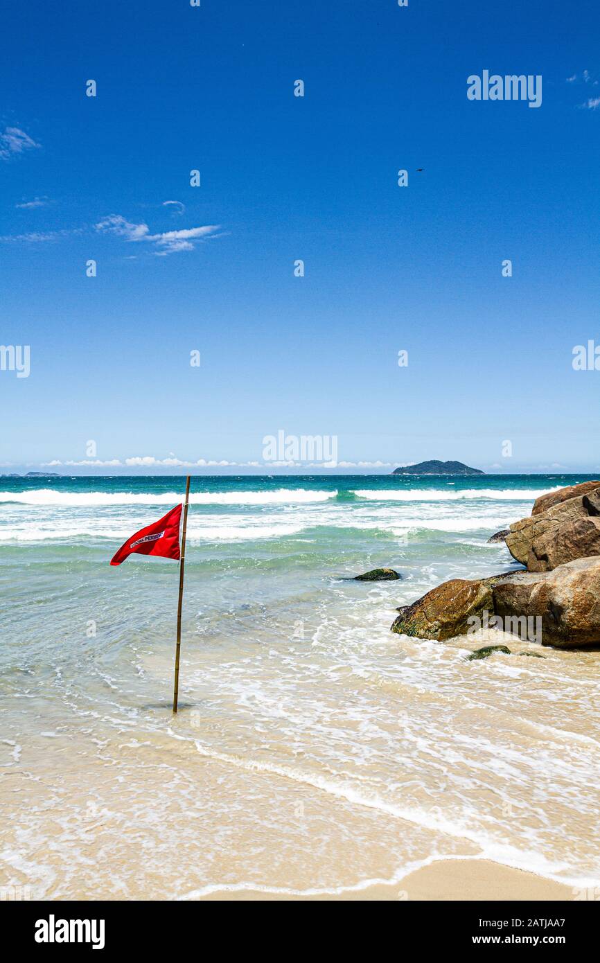 Condizioni pericolose firmano ad Acores Beach. Florianopolis, Santa Catarina, Brasile. Foto Stock