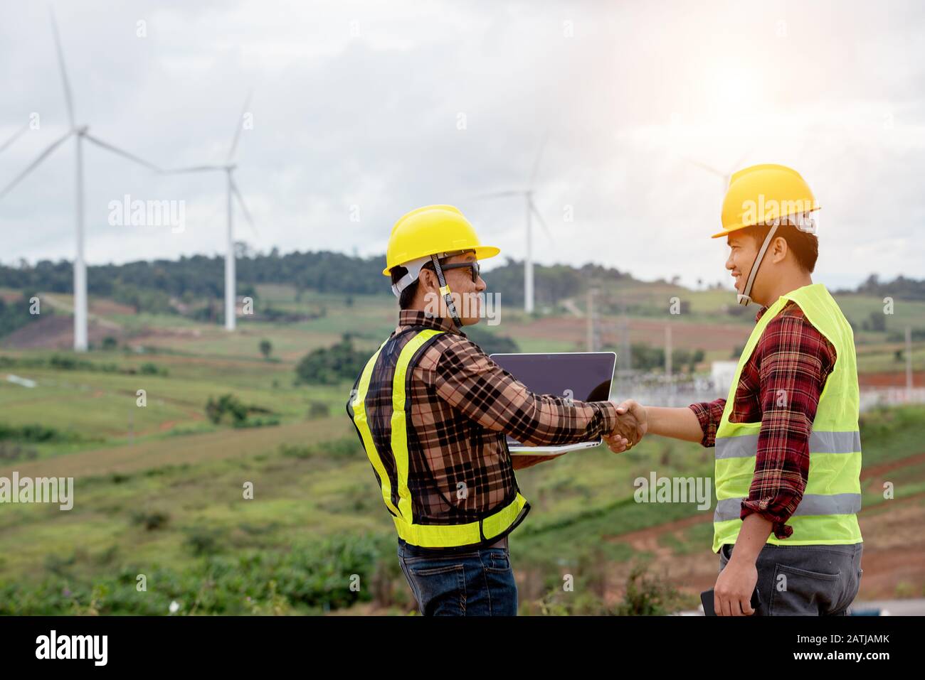 Handshake tecnico con il partner di successo Foto Stock