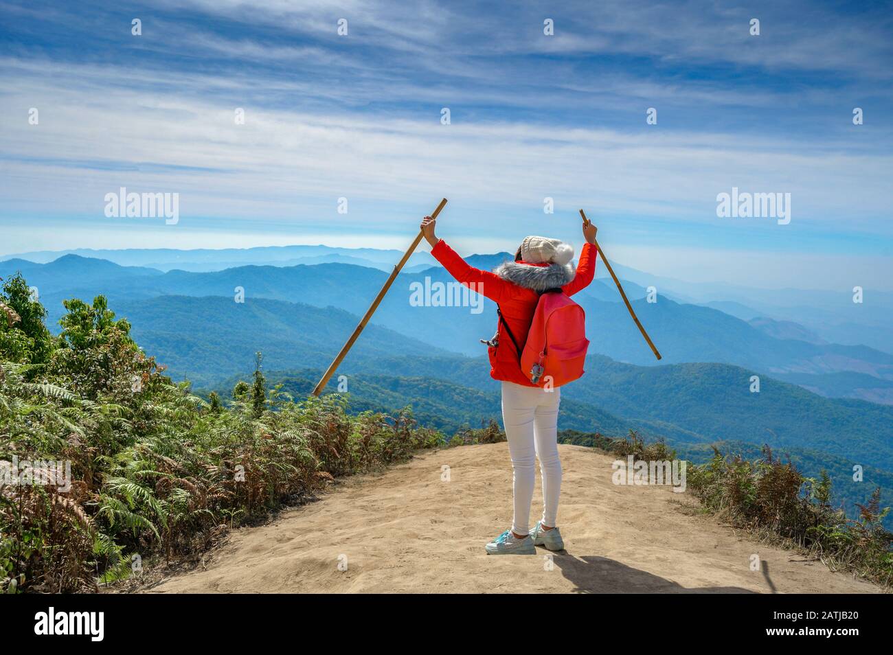 Giovani che camminano su una collina a Doi Inthanon, Chiang mai, Tailandia Foto Stock