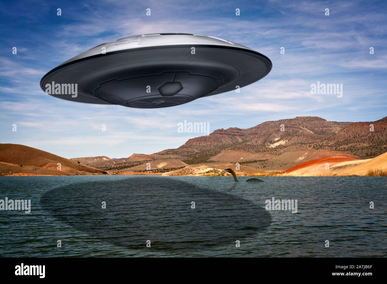 Un UFO si affaccia su un corpo d'acqua con un 'mostro del lago' in esso. Foto Stock