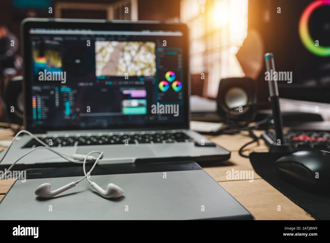 Lavoro da tavolo dell'editor o del creatore di contenuti con cuffie e il laptop per la produzione di contenuti multimediali Foto Stock