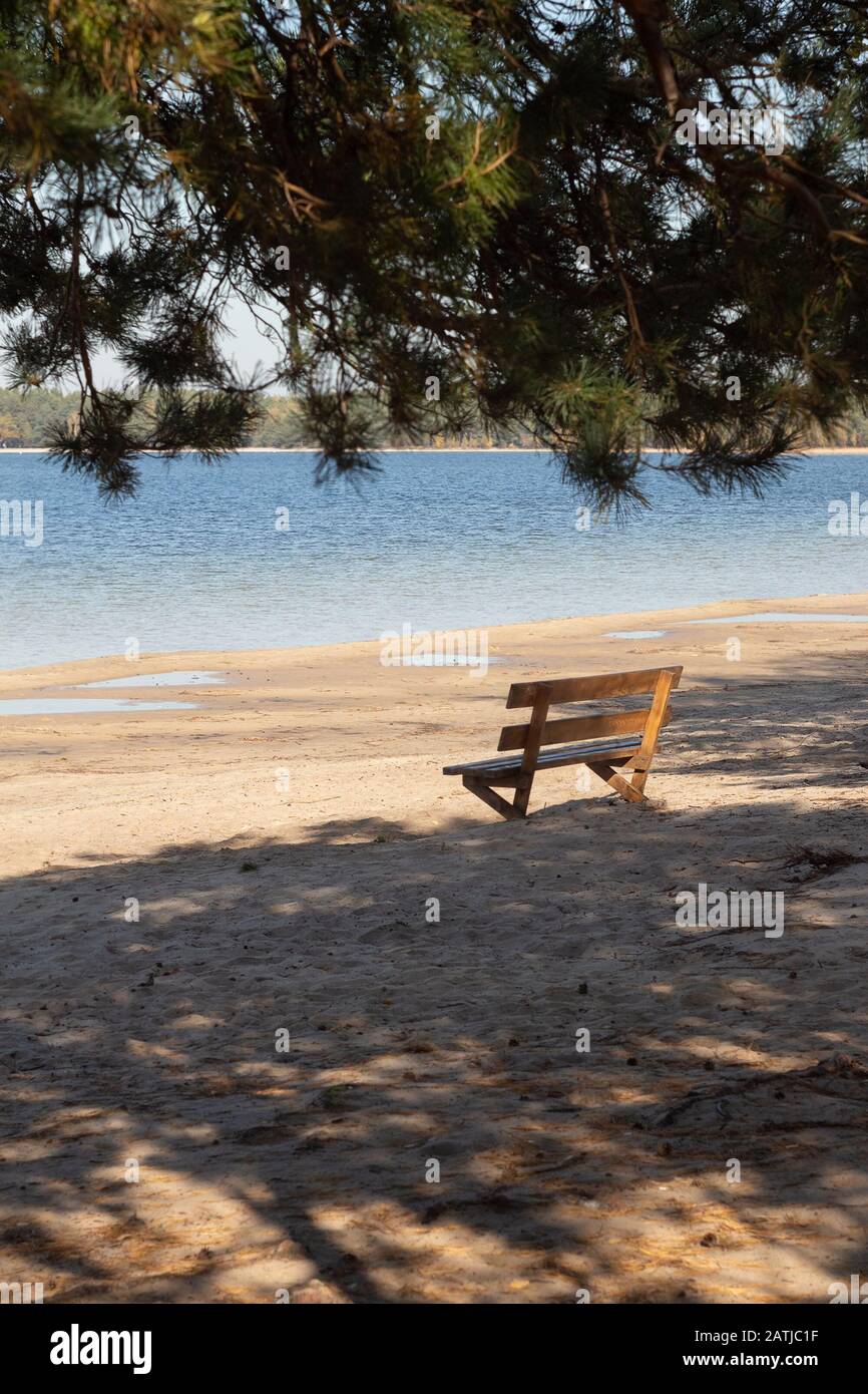 Panchina sul lungolago. Ambiente tranquillo Foto Stock