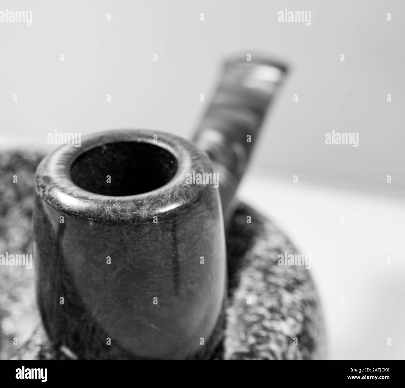 Macro foto tubo rosso-marrone su un posacenere bianco e nero Foto Stock