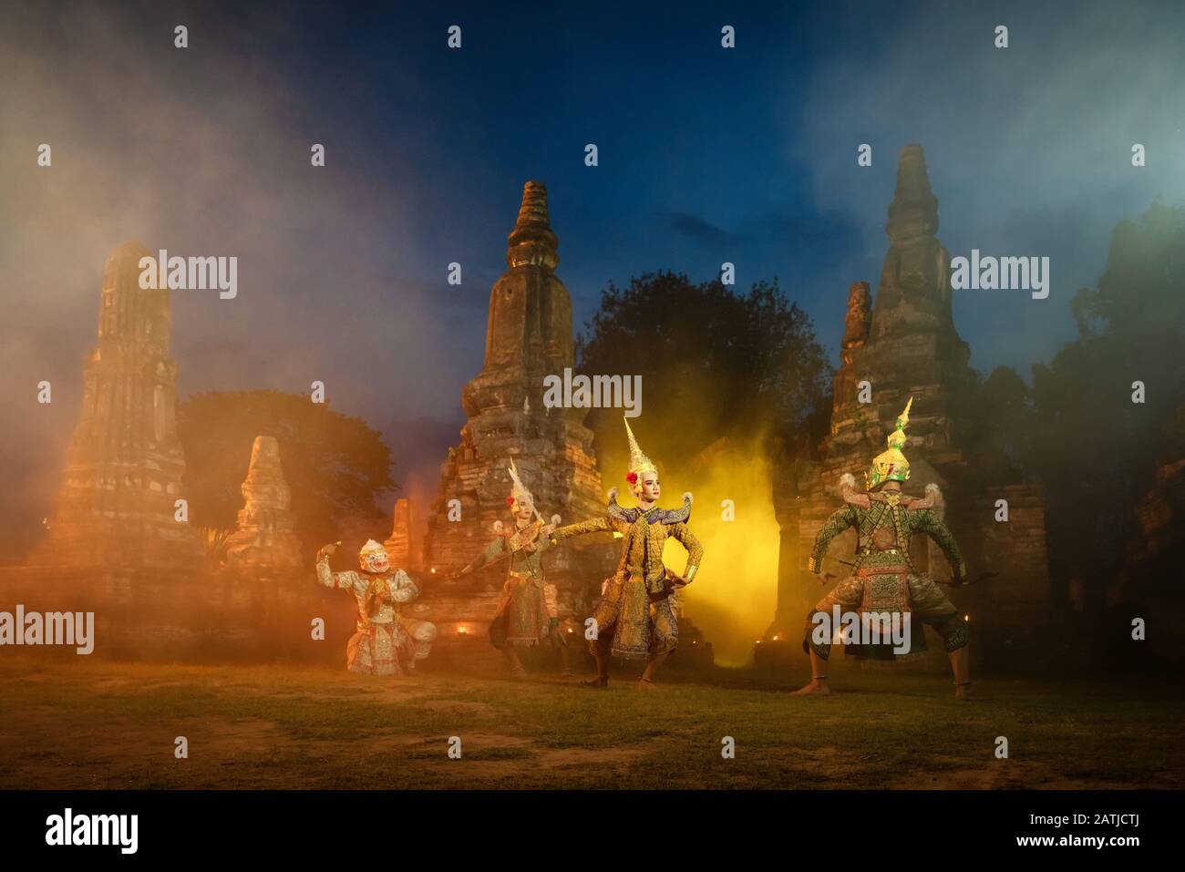 Khon la maschera della tradizione mostra la storia di Ramayana dalla cultura indù in Thailandia Foto Stock