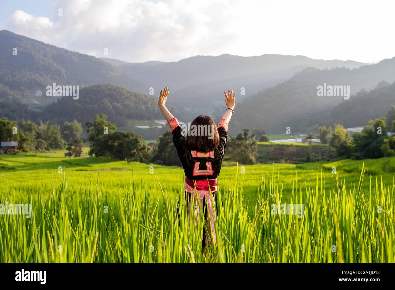 La giovane donna è felice e libera nei suoi viaggi. Foto Stock