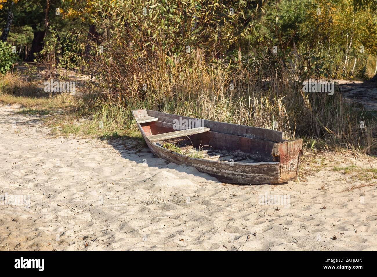 Vecchia barca rotta sulla spiaggia di sabbia Foto Stock