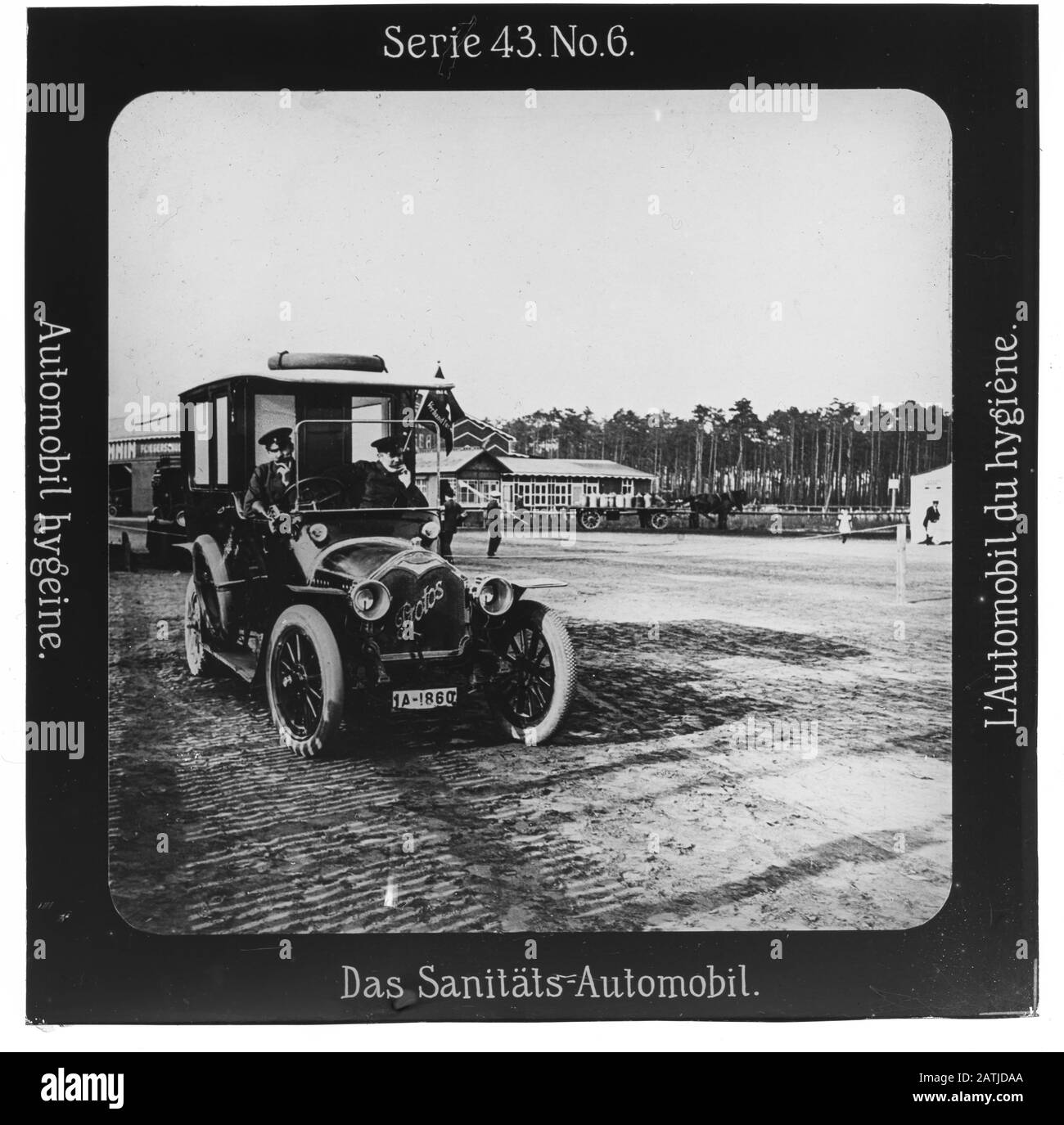 Proiezione für alle: Serie 43 Flugtage a Johannisthal. N. 6. Das Protos Sanitäts-Automobil. - Die Firma „Proiezione für alle gegründet wurde 1905 von Max Skladanowsky (1861-1939)  . Sie produzierte bis 1928 FAST 100 Serien zu je 24 Glasdias im Format 8,3 x 8,3 cm im sog. Bromsilber-Gelatina-Trockenplatten Verfahren. Die Serien umfassten vor allem Städte, Länder, Landschaften aber auch Märchen und Sagen, das Alte Testament und den Ersten Weltkrieg. Foto Stock