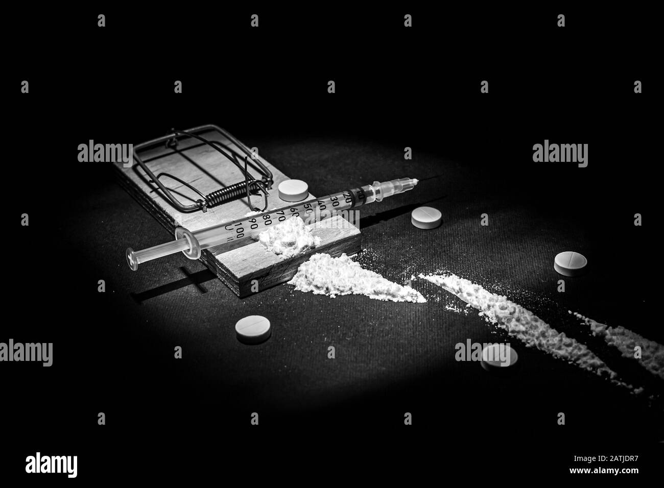 Dipendenza e dipendenza dalla droga. Una foto di riserva di una mousetrap con un'esca sotto forma di vari farmaci e medicine. Foto Stock