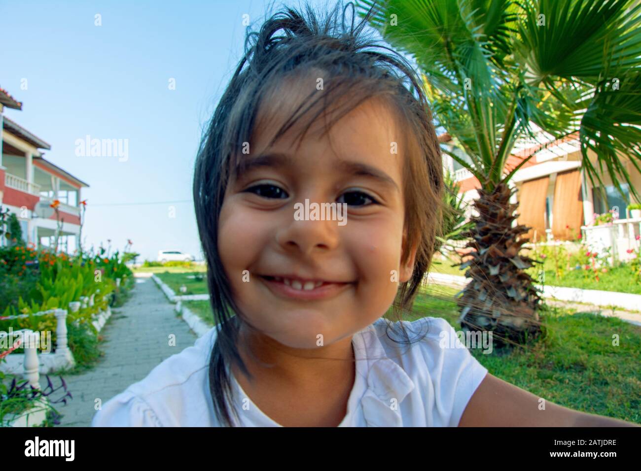 Felice bambina vicino Foto Stock