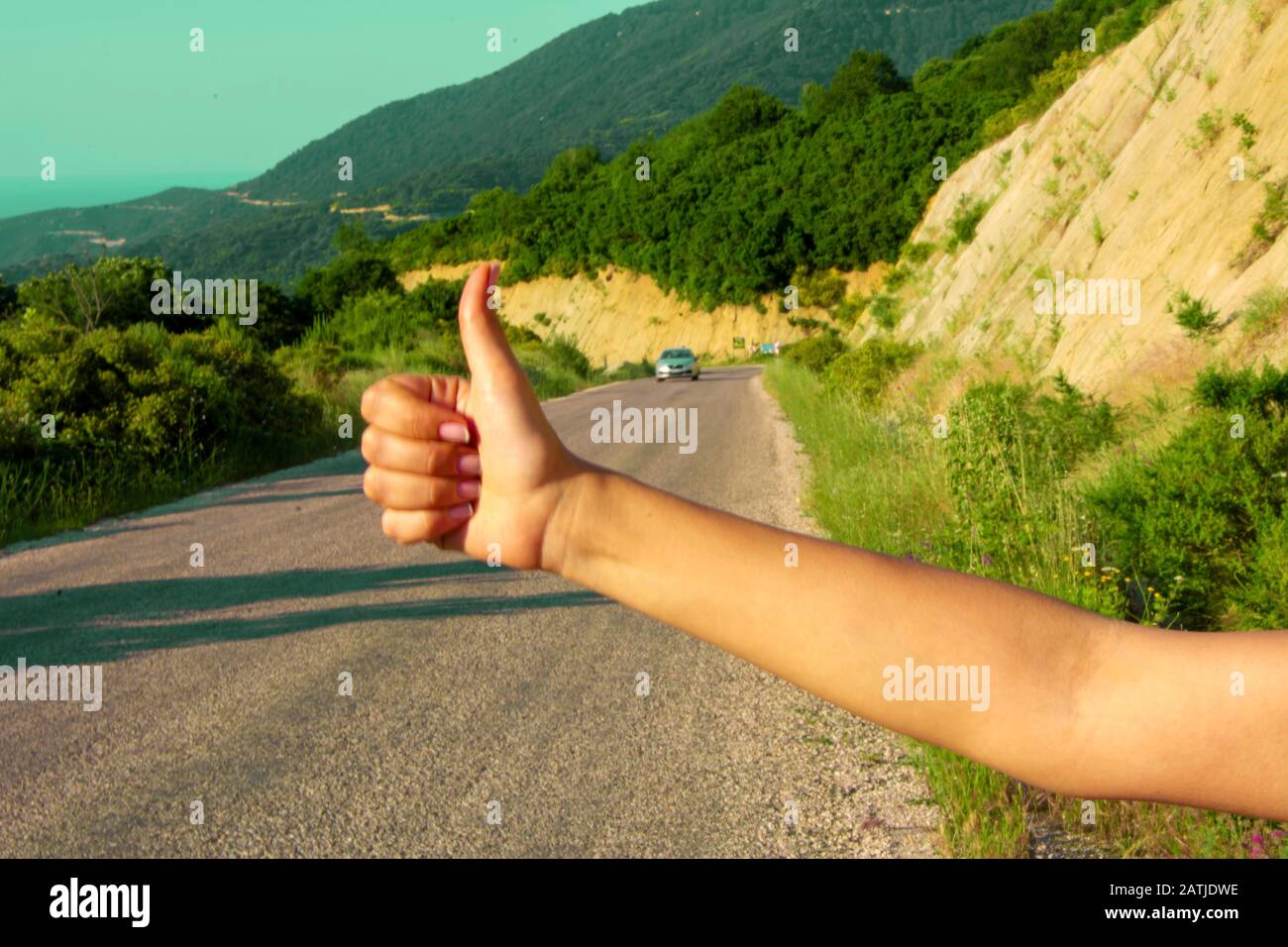 Auto da prurito a mano su strada forestale, estate, Hitchhiking, auto, Mano Foto Stock