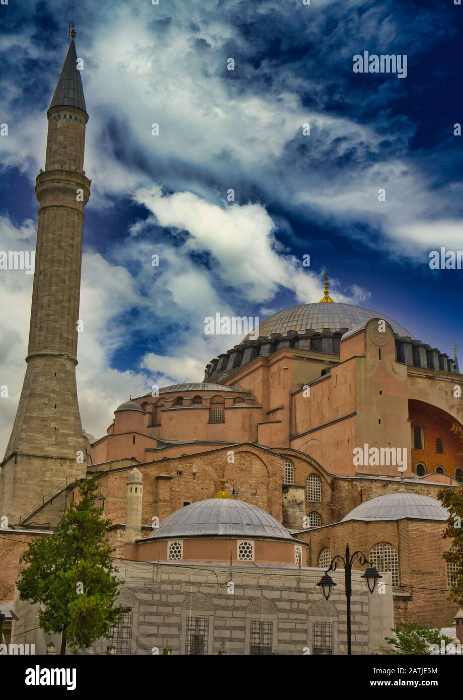 Vista su Hagia Sophia, basilica patriarcale cristiana, moschea imperiale e museo a Istanbul, Turchia Foto Stock