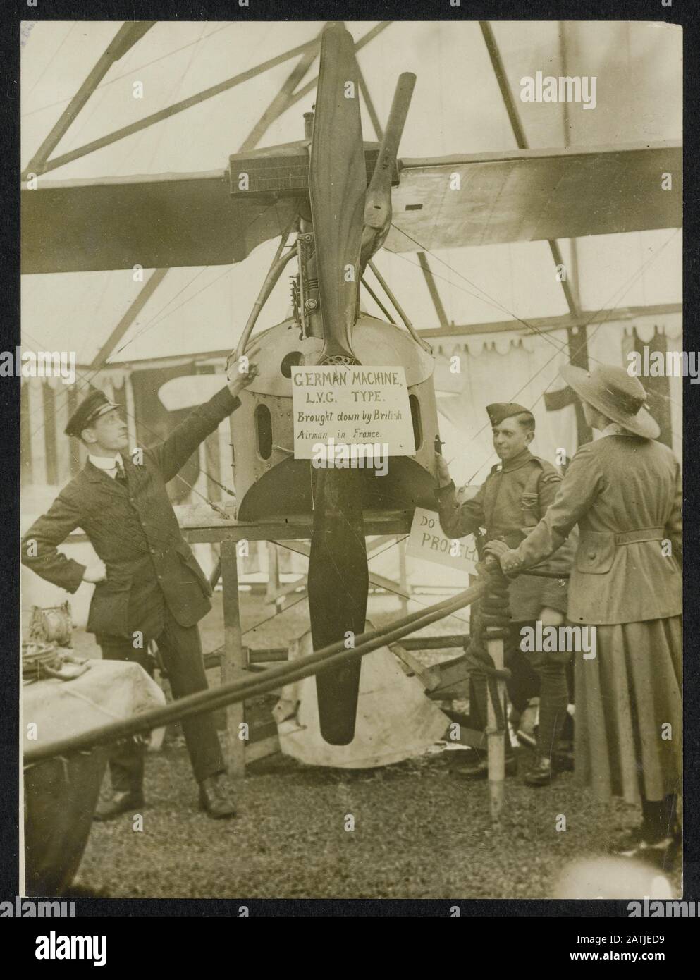 Descrizione: Mostra delle reliquie dello Zeppelin, Riportate in Essex alla H.A.C. Sede Centrale, Bunhill Row. E.C. Un'attrazione aggiunta è ora in vista, essendo un aereo tedesco catturato in Francia. Un membro del Royal Flying Corps Spiega le parti dell'aereo al pubblico Annotazione: Mostra dei resti di un blimp abbattuto in Inghilterra, Essex. Un'altra attrazione è costituita da un aereo tedesco catturato in Francia. Un membro del corpo reale di aquiloni componenti di luce al pubblico Data: {1914-1918} luogo: Essex, UK Parole Chiave: WWI, forze aeree, mostre Foto Stock
