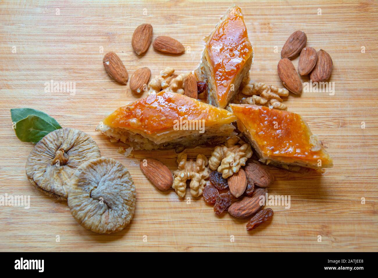 Dessert turco fatto in casa o baklava decorato con noci sulla tavola da servire in primo piano, vista dall'alto Foto Stock