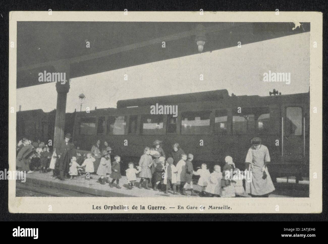 Les Orphelins de la Guerre Descrizione: E Gare de Marseille Annotazione: Orfani di guerra alla stazione di Marsiglia. Cartolina francese con informazioni sugli orfani della guerra. Data: {1914-1918} luogo: Francia, Marsiglia Parole Chiave: Prima guerra, orfani di guerra, stazioni Foto Stock