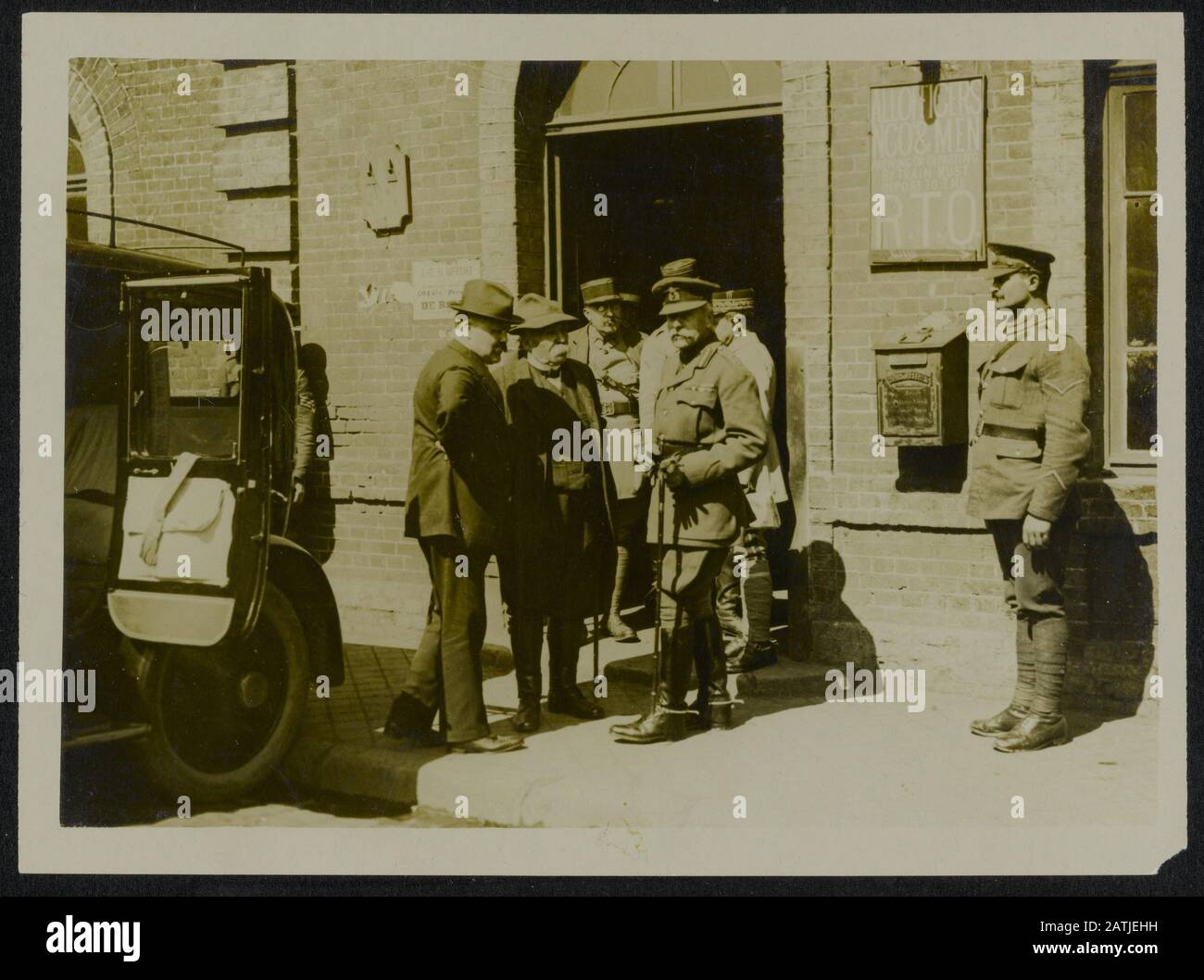 Il Fronte Occidentale Britannico In Francia. L'offensiva tedesca Descrizione: Il maresciallo Sir Douglas Haig incontra M. Clemenceau sul fronte britannico. Annotazione: Il Fronte Occidentale Britannico In Francia. L'offensiva tedesca. Incontro Tra Il Maresciallo Britannico Sir Douglas Haig E Il Primo Ministro Francese Georges Clemenceau. Data: {1914-1918} luogo: Francia Parole Chiave: WWI, fronti, leader militari, politici, vertici Nome Persona: Clemenceau, Georges, Haig, Douglas Foto Stock