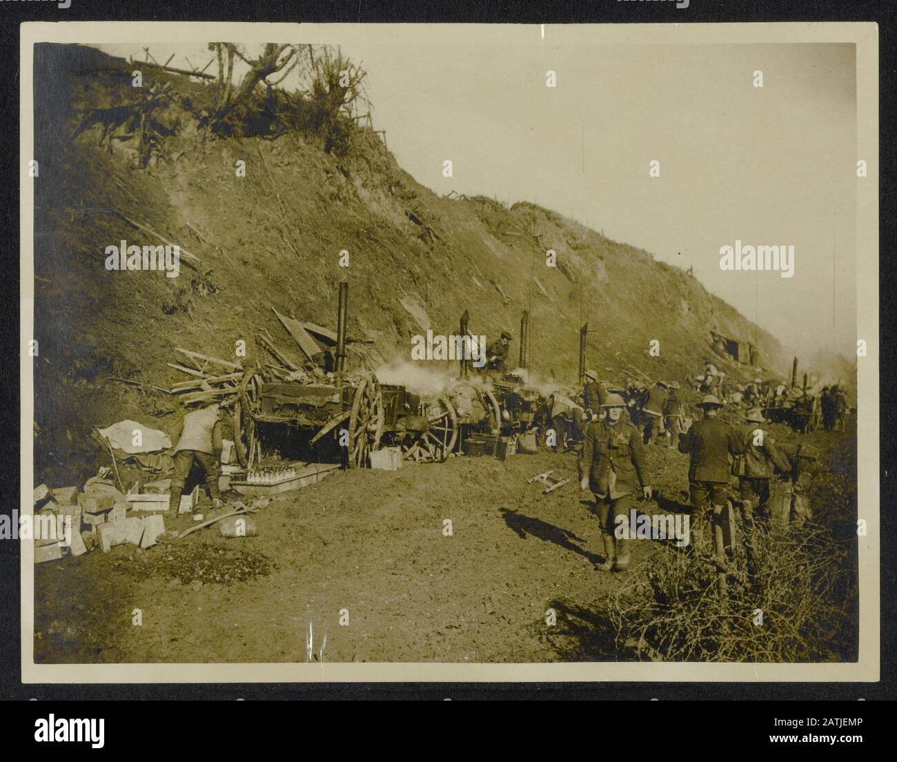 The Western Front Description: Cucina sul campo sul ciglio della strada Annotazione: Il fronte occidentale. Field Kitchen Road Data: {1914-1918} Parole Chiave: WWI, fronti, cibo, strade Foto Stock