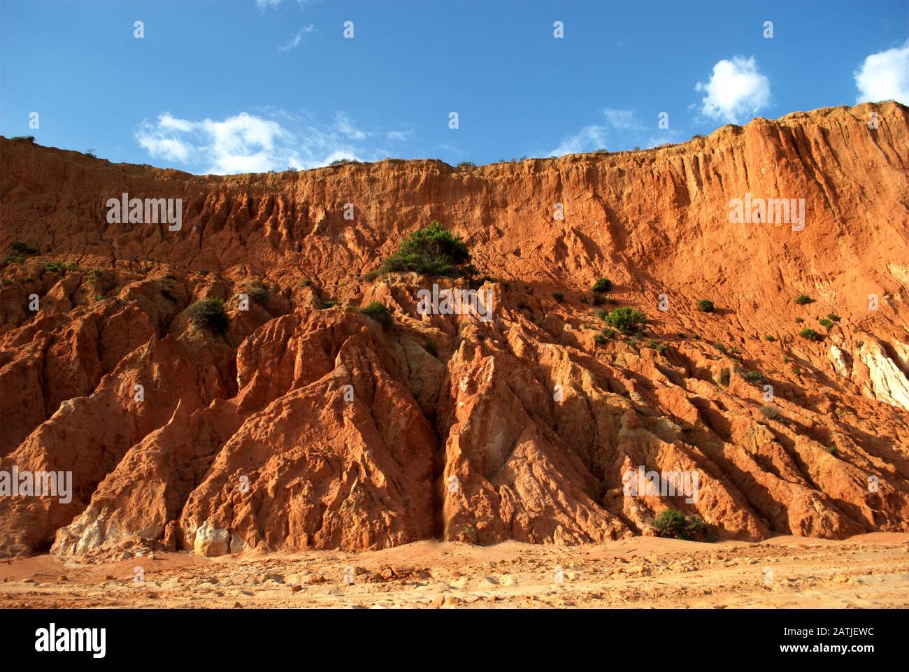 La splendida costa selvaggia dell'Algarve portoghese Foto Stock