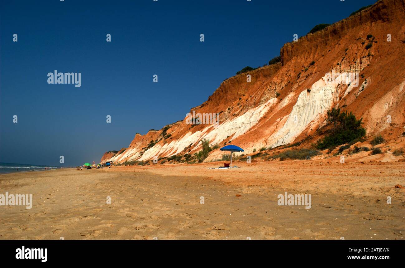 La splendida costa selvaggia dell'Algarve portoghese Foto Stock